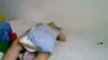 המזכירה שכבה עם מזיין את האחות הבוס בבית שלו.