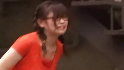 בנות רזות מאוד אתרי סקס סרטים חינם מגששות את הרצפה בחדר הכושר מול המצלמה