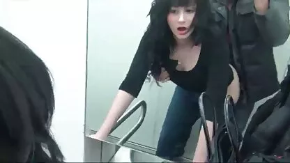 שתי הבנות מאפשרות סרטי סקס לצפייה חינם לגברים להצטרף ולזיין את כל החורים שלהם.