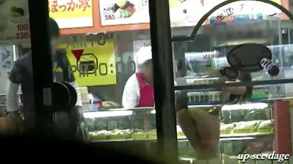 ילדה להכות ויברטור בנרתיק שלה מזדיינת עם אח שלה