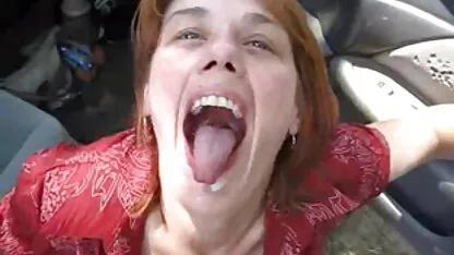 המזכירה הבוגרת והעוזרת הצעירה שלה בעבודה. זקן מזיין זקנה